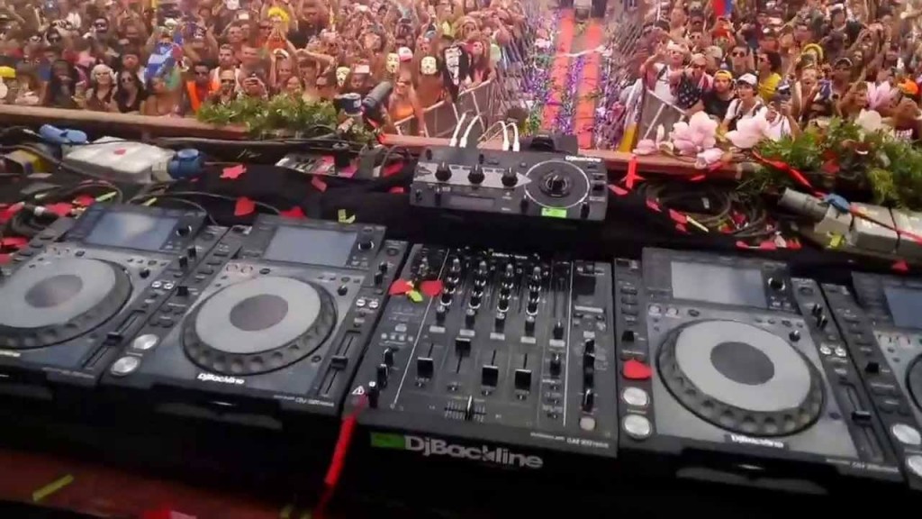 Nicky Romero Point-of-view during Tomorrowworld- Google Goggles 2