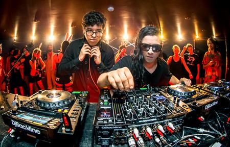 Skrillex & Alvin Risk – TRY IT OUT (Neon Mix) [Awesome Touring/Cameo Video] 3