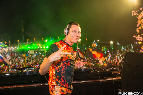 Tiesto is Rushed To Hospital After Collapse Mid-Show (VIDEO) 1